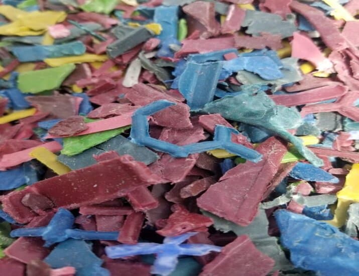 Colored polypropylene regrind from molded plastic components